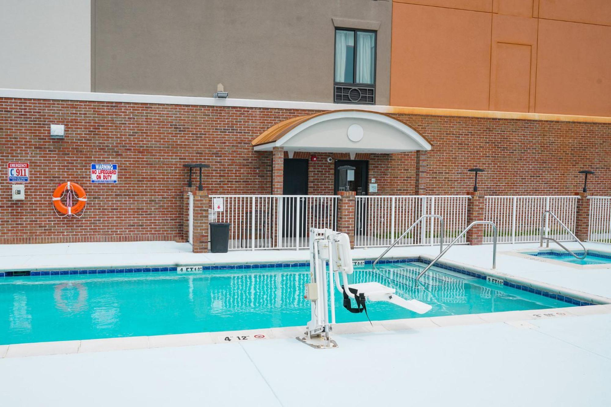 Holiday Inn Express Hotel & Suites Hope Mills-Fayetteville Airport By Ihg Εξωτερικό φωτογραφία