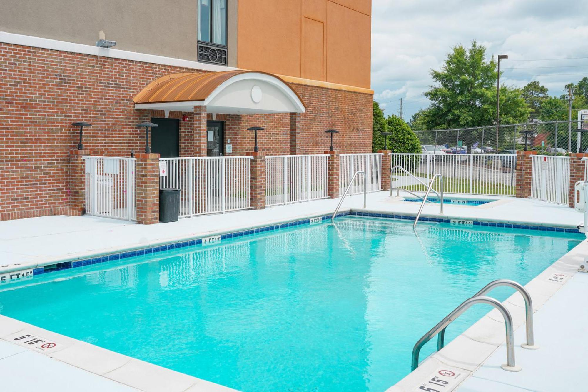 Holiday Inn Express Hotel & Suites Hope Mills-Fayetteville Airport By Ihg Εξωτερικό φωτογραφία